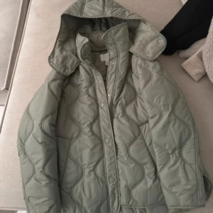 Snygg jacka - TRYCK INTE PÅ KÖP NU Säljer en snygg grön quiltad jacka med huva. Endast provad! 