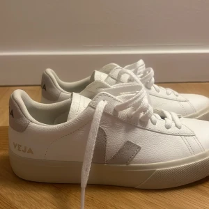 Vita sneakers från Veja - Säljer ett par stilrena vita sneakers från Veja i storlek 38 i mycket bra skick. Köpte för 1695 kr. De har en klassisk design med snörning och en bekväm passform. Perfekta för både vardag och festliga tillfällen. ❤️❤️ 