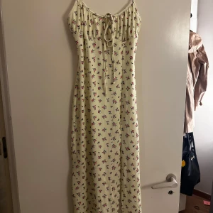 Blommig klänning - Jätte söt sommarklänning med en slits längst ner💛🩷💚Aldrig använd 