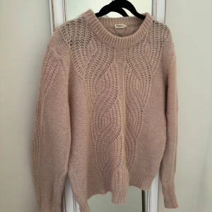 Ljusrosa  mohairtröja från Filippa K  - Säljer en superfin ljusrosa stickad tröja från Filippa K i 50% mohair. Den har ett snyggt flätmönster både fram och bak och på ärmarna. Tröjan är i mycket bra skick och knappt använd. Nätt i modellen /ej bylsig vilket gör den väldigt funktionell och fin även till finbyxor och kjol. Välkommen att ställa frågor eller be om fler bilder 🤎