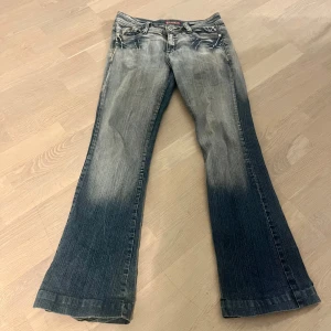Lågmidjade bootcut jeans  - Så coola lågmidjade bootcut jeans. Midjemått 38cm innerbenslängd 78 cm. Köp via köp nu❤️