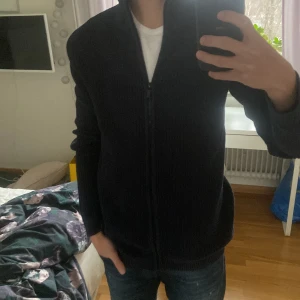 Stickad full zip - Tjena, säljer denna riktigt snygga full zip tröjan som passar perfekt nu till vintern | Märke: Dressman | Storlek: S | Skick: 9/10 | För fler frågor eller bilder är det bara att skriva | Pris är diskuterbart | 