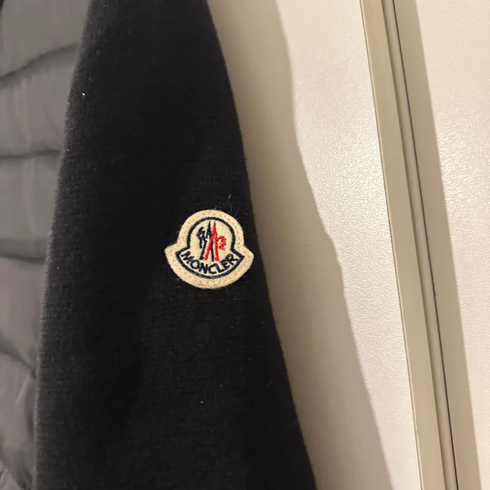 Säljer denna moncler jacka i nyskick original etiketter ingår även, Storleken är M men passar även S. Färg svart. hör av er vid frågor 😇. Jackor.