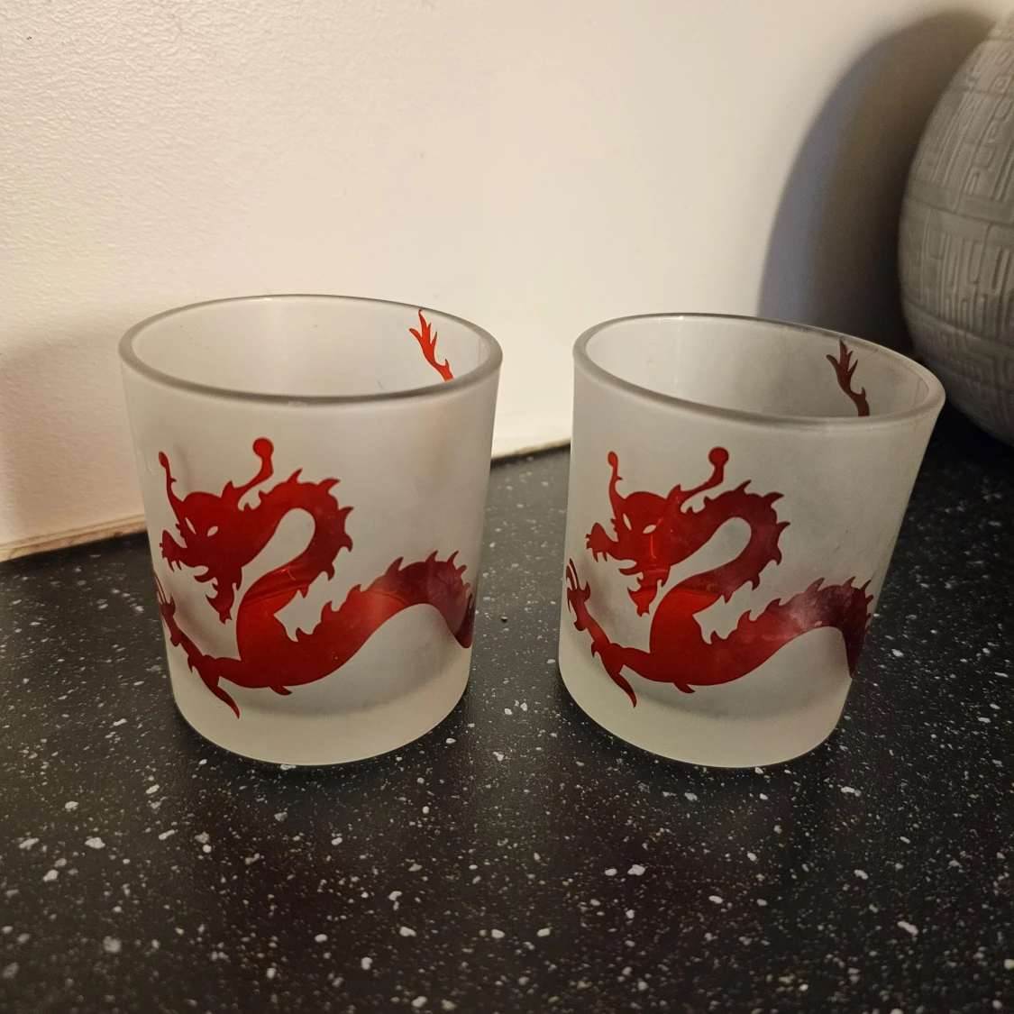 Frostade ljuskoppar med rött drakmotiv