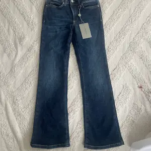 Säljer ett par snygga mörkblå bootcut jeans från Hunkydory. Aldrig använt och prislappen sitter kvar. Storlek 25x 32