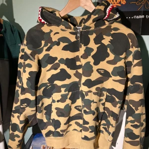 Bape  - Bape hoodie size S är croped. Köpt i usa i laced boston. Skriv gärna vid intresse eller om du undrar något.