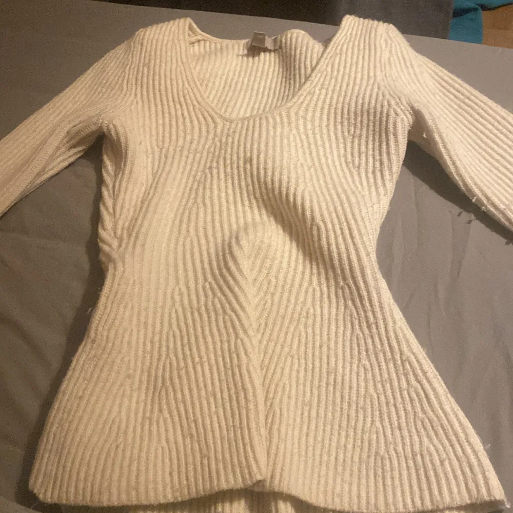 Säljer en superfin vit ribbad tröja från H&M i storlek XS. Den har en v-ringad design och långa ärmar, perfekt för både höst och vinter. Tröjan är i mycket bra skick och passar perfekt för en mysig dag eller en stilren look. 🧡. Neuletakit & Villapaidat.