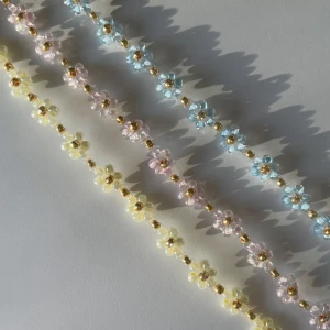 Daisy - Bracelet  - Flower bracelet made with glass pearls in different colors. Available in gold and silver, I can also make other colors on request! 🌼