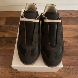 Säljer ett par  svarta sneakers från Maison Margiela i mycket nytt  skick. Skorna är i storlek 43. Fick de som present av en en vänn, men säljs för att jag tycker de passar lite äldre människor, passar inte min stil.  Skriv vid funderingar. 