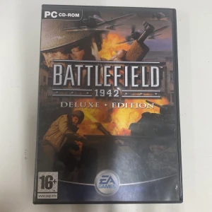 Battlefield 1942 Deluxe Edition PC-spel - Säljer ett klassiskt PC-spel, Battlefield 1942 Deluxe Edition, komplett med tre CD-skivor och originalförpackning. Perfekt för dig som älskar historiska krigsspel och vill uppleva intensiva strider från andra världskriget. Spelet är i bra skick och redo att spelas på din dator. Passar för spelare 16 år och uppåt.