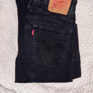 LEVIS JEANS SVARTA 12Y - Säljer nu mina svarta levis jeans eftersom att de är för små. Inga defekter. Storlek 12 och är knappast använda! Hör av er vid frågor👍
