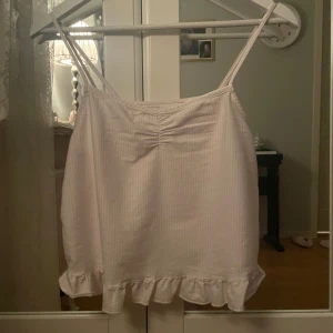 Söt rosa randig topp - Den är i bra skick passar inte så bra eftersom det är barn storlek men skulle nog passa någon som är i Stl XS