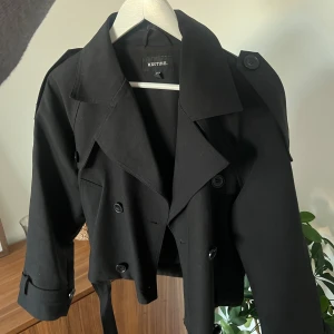 jacka - så fin kort svart kappa från Meotine i fint skick förutom att knappen längst ner sitter löst. köpt för 3700kr