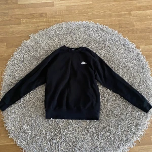 Nike sweatshirt - Nypris 749 på nikes hemsida Jag köpte begagnad, men den är fortfarande i bra skick, skriv till mig och fråga om du vill ha fler bilder. Storlek S