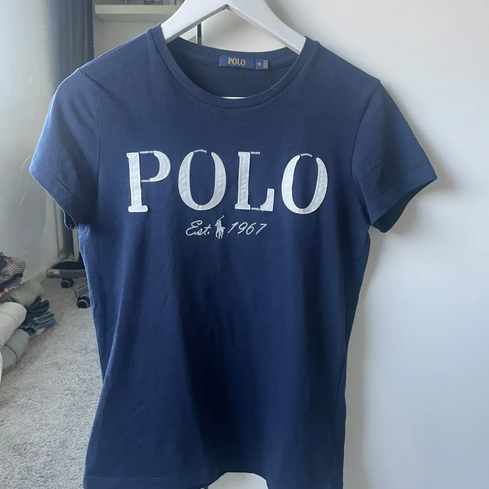 Superfin tshirt som inte används, ifrån polo Ralph lauren. Storlek M men skulle säga att den sitter mer som en S. T-shirts.