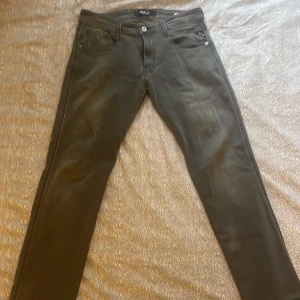 Replay jeans - Säljer dessa sjukt feta replay jeans i storlek 31/32. Säljer på grund av att dem är för små. Kvitto finns. Mått finns nedan😃  Midja 41-42 cm  Längd 101-102 cm  Bredd längst ner 15-16cm   