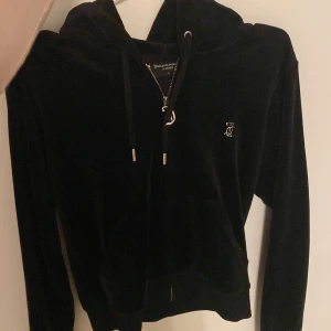 juicy tjocktröja - jag säljer denna svarta juicy couture koftan i då den är för liten. 10/10 skick aldrig använd. köpt för 1300.  Kan tänka mig gå ner i pris vid en snabb affär.