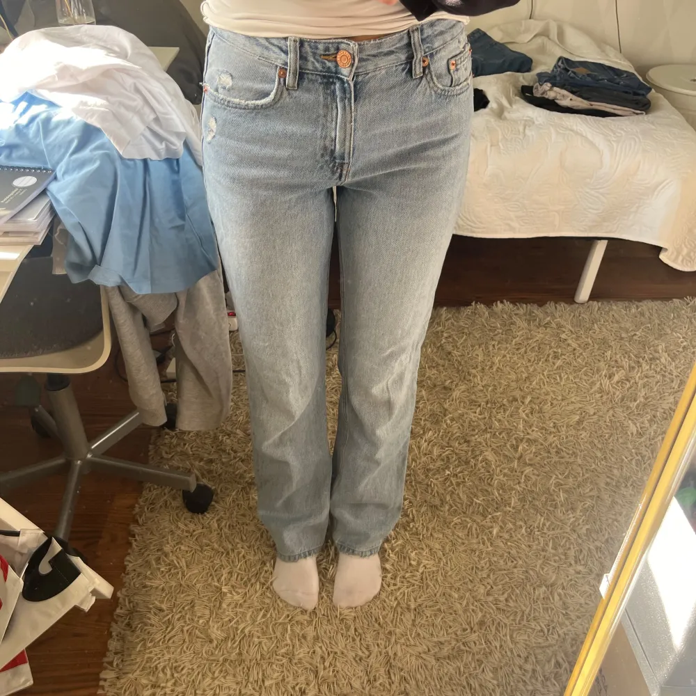 Ljusblåa straightleg jeans från pull&bear som är för stora på mig som brukar bära 36/S. Dessa är perfekta i längden på mig som är 173cm!😽 pris kan diskuteras . Jeans & Byxor.