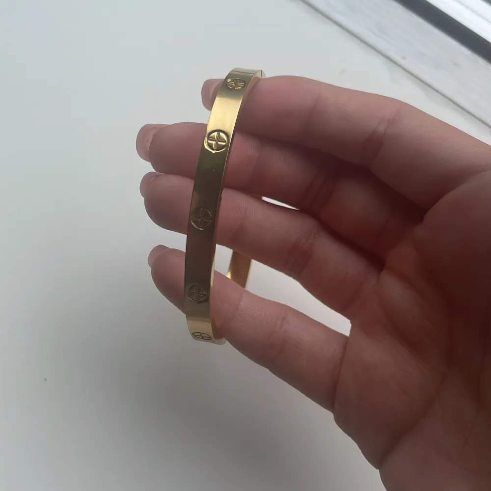 Säljer detta supersnygga catier liknande armband då det inte kommer till användning💘pris kan diskuteras . Accessoarer.