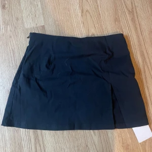 Mini kjol - Såå fin kjol med slitts fram till😍