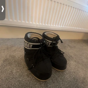Moon boots  - Hej säljer mina moon boots för kommer inte till användning skriv för flera bilder 🩷🩷