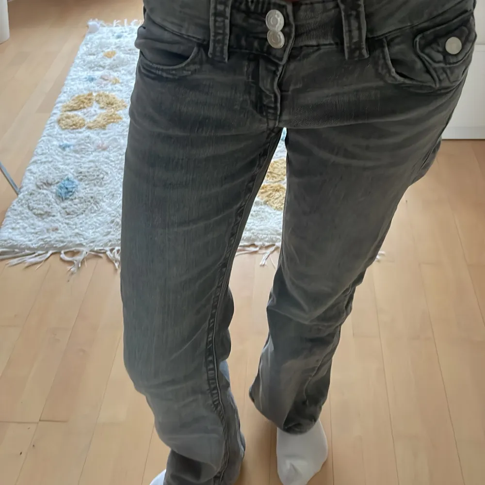 As snygga jeans i storlek 152! Dom är i botcut🩶. Jeans & Byxor.