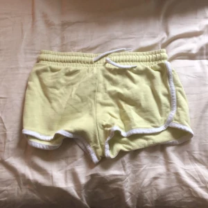 gula bomulls jeans från cubus  - säljer dessa då de är för små för mig, annars jätte sköna! 