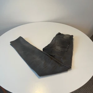 Replay jeans - Säljer nu ett par grå replay jeans i storlek 28. Priset kan diskuteras.