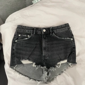 Gråa jeansshorts  - Snygga gråa jeansshorts från zara som aldrig är använda. Dom är nämligen för stora för mig så därför jag säljer och dom är i perfekt skick.  Ni får gärna höra av er om det är något ni undrar ❤️