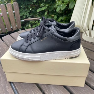 Axel Arigato skor dam - Säljer mina Arigatos (23,3cm) då de är försmå för mig💕Nypris är 2500kr. De är i väldigt bra skick bortsett från några creases (se bild 3-5)! man får med originalbox + dustbag. tveka inte att höra av dig vid frågor!😊