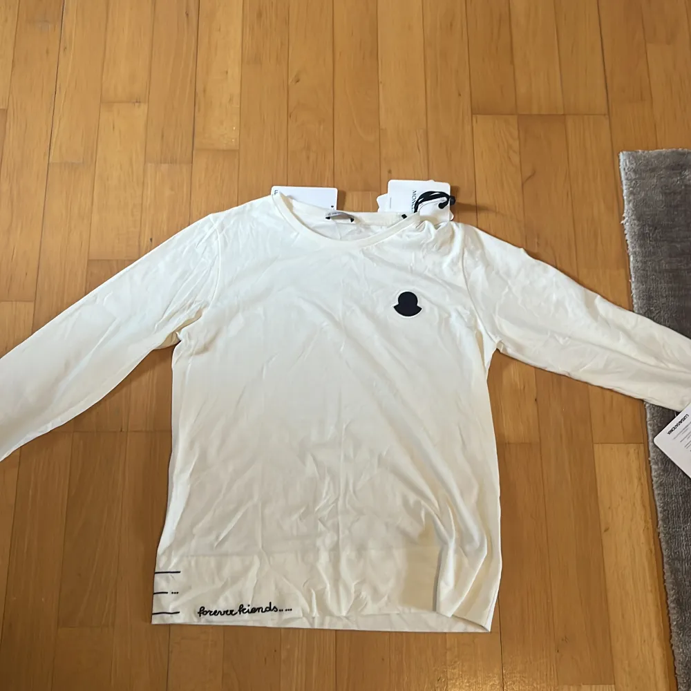 Moncler sweat shirt helt ny den har aldrig används alla taggar är kvar sedan köpet Ny pris 2500kr. Hoodies.