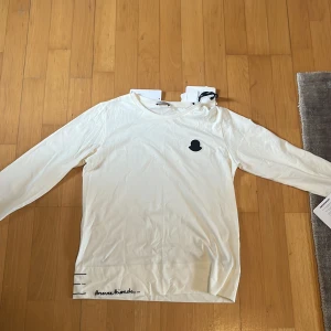 Helt ny Moncler sweatshirt  - Moncler sweat shirt helt ny den har aldrig används alla taggar är kvar sedan köpet Ny pris 2500kr
