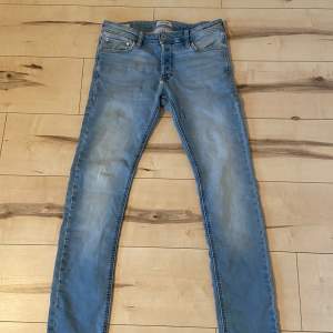 Säljer nu dessa feta jeansen av märket Jack & Jones Modell Slim/glenn Storlek 30/32 Väldigt bra skick 