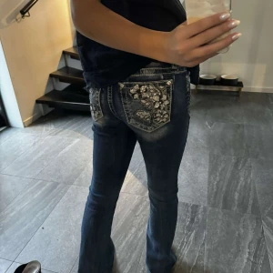 Miss me jeans💗 - Ett par skit snygga lågmidjade miss me jeans! Storlek W26 och L34. Säljer dem då dem inte kommer till användning, har används ett par fåtal gånger. Köpta för ett år sedan❤️