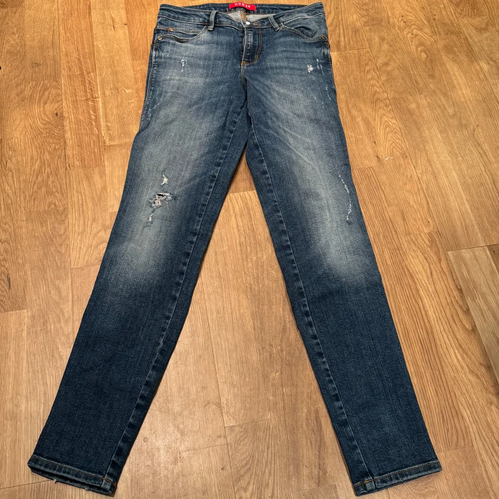 Jeans från Guess ❤️  Ställ frågor eller tryck ”köp nu”!. Jeans & Byxor.