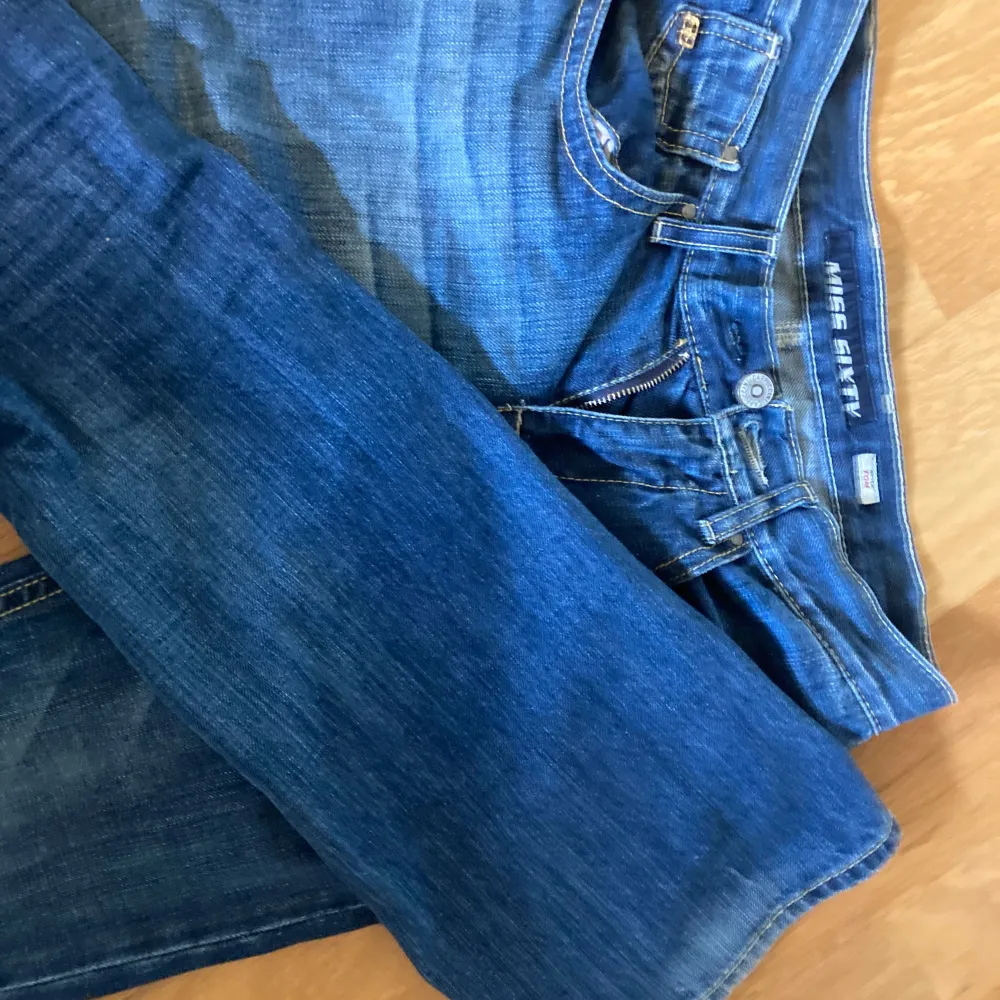 Miss sixty jeans. Står size 25 på men vet inte vad det betyder. Skulle säga att de är 34, eller s/xs. !!De är sönder i ylfen men går att använda med en avtagbar knapp!! Skriv för mer information, mått eller bilder!. Jeans & Byxor.