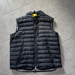 Parajumpers väst  - Säljer min brors väst som inte längre kommer till användning, som ny jättebra skick, storlek XL