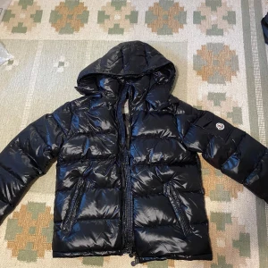 Moncler Maya - Helt oanvänd! Fick den i fel storlek så behöver tyvärr sälja den. Storlek 3 som motsvarar L