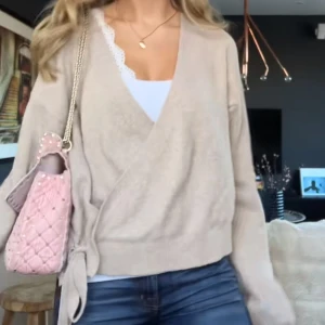 Stickad kofta - Säljer denna superfina nästan helt nya koftan från & Other stories i storlek S💕köpte den för några månader sedan men har inte kommit till användning