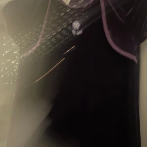 Lila klänning från Lindex Girls - Säljer en superfin lila klänning från Lindex Girls. Den har en glittrig detalj vid halsen och är perfekt för festliga tillfällen. Klänningen är i ett mjukt och bekvämt material, perfekt för barn som vill känna sig extra speciella.