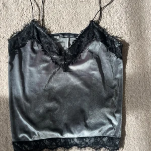 Spets Linne  - Jätte skönt och snyggt spets linne ifrån bershka 💗