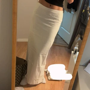 Linnekjol - Linnekjol med slits baktill, dragkedja, helt ny endast testad. Köpt för 499