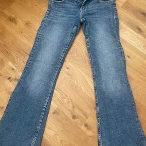 Blåa jeans från Gina tricot i storlek 146. Byxorna är lågmidjade, och bootcut.💞💞