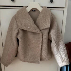 Teddy jacka - Trendig kappa till hösten och vintern från Gina i bra skick, säljer då den inte kommer till användning💕
