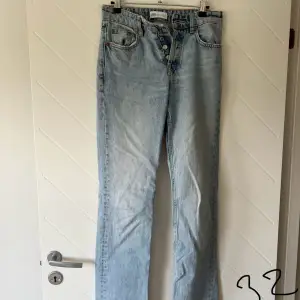 Säljer mina favorit jeans som blivit för små:/ dem är lågmidjade och straight från zara. Dem har en liten fläck som inte går bort, annars är dem super fina!!