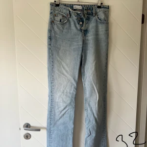 Lågmidjade jeans - Säljer mina favorit jeans som blivit för små:/ dem är lågmidjade och straight från zara. Dem har en liten fläck som inte går bort, annars är dem super fina!!