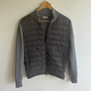 Moncler Cardigan - Nu säljer vi denna asfeta moncler cardiganen, perfekt inför hösten! Storlek S- passar bäst på dig mellan 170-177 cm. hör av er vid frågor eller funderingar, pris ej hugget i sten vid snabb affär.🙌