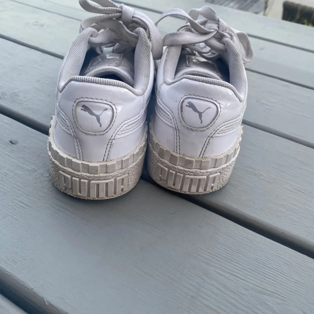 Ett par sneakers från Puma. Säljer då de är för små. Nypris 600kr. Storlek 35.5. Skor.