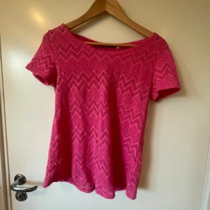 rosa tröja med mönster - jätte snygg mönstrad rosa tröja, köpte på plick för 200, använts 2 ggr 