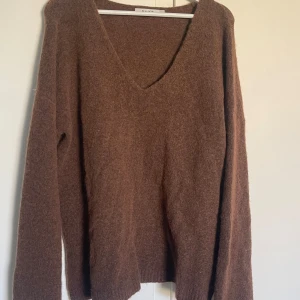 Brun stickad tröja från NA-KD - Brun stickad tröja från NA-KD i storlek L